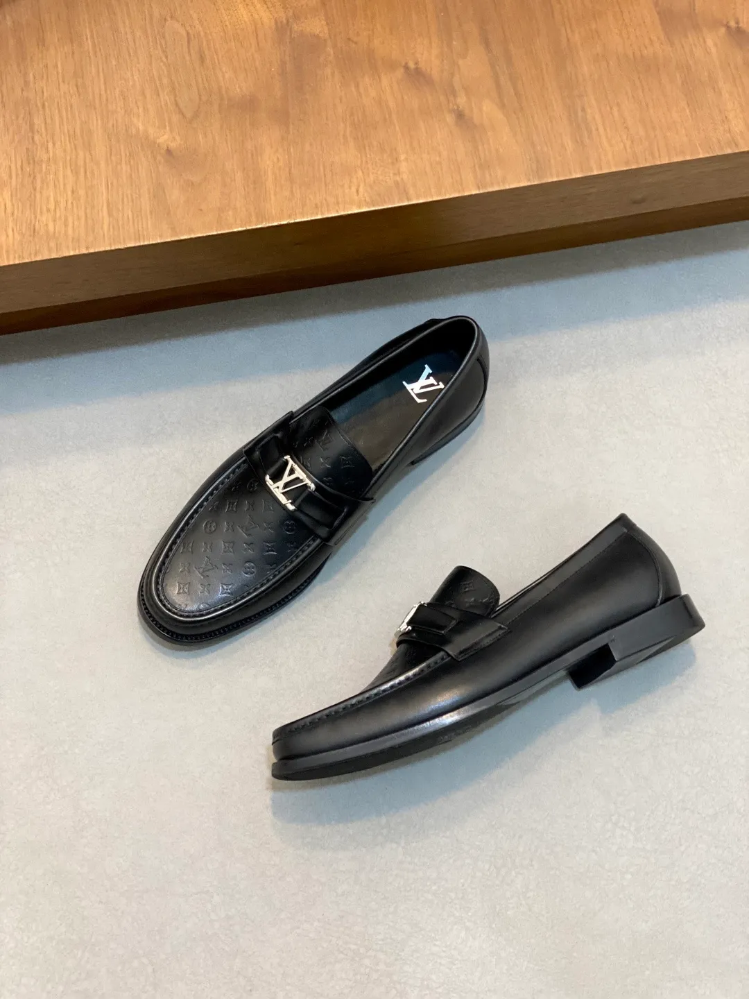 💰920 LV GLOVE slip-on loafers, top quality products produced in Guangzhou, ready for sale! These LV Glove loafers are made of selected soft crystal sheep leather. The leather surface has a slightly wrinkled texture and a very high-end texture. Each pair is unique. The leather surface is light and soft, with a delicate texture and good luster. It is a classic loafer style, with exquisite handmade mark stitching on the toe, and a square toe configuration to highlight the classic style. The horizontal band has hot-printed LV three-dimensional letters, semi-solid handcrafts and a genuine leather outsole, and a rubber patch on the heel to create wear-resistant performance and comfort. One of the must-have loafers for men! Comes with full original packaging! Code number: 39-40-41-42-43-44 (45 customized) standard leather shoe code